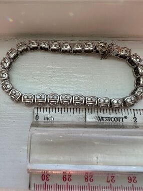White gold Harry Winston style 9 ct tennis Bracelet women. A true showstopper!